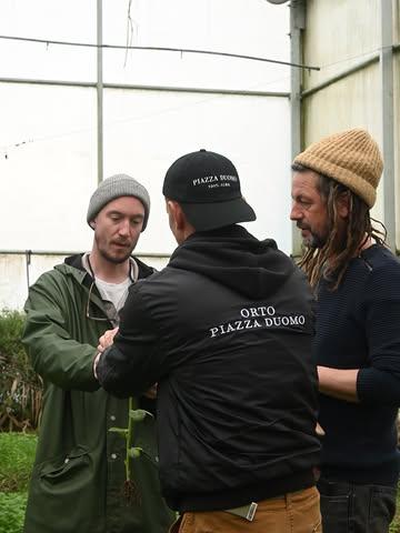 𝐈𝐧𝐯𝐢𝐭𝐢𝐧𝐠 𝐭𝐡𝐞 𝐠𝐚𝐫𝐝𝐞𝐧𝐞𝐫, 𝐧𝐨𝐭 𝐣𝐮𝐬𝐭 𝐭𝐡𝐞 𝐜𝐡𝐞𝐟 🌱

In Belgium, and under his own initiative, we welcomed last week and for our last service of the year Andrea Mastropietro, gardener at @piazzaduomoalba , for an open exchange with Dries Delanote from @mondedesmillecouleurs .

It was winter — a season that can easily be seen as “boring.”

And yet, it reminded us of something essential: the soil, the seasons, and the patience they require are at the very core of everything that grows beneath our feet.

Paradoxically, we speak a lot about nourishing ecosystems, but 𝐰𝐞 𝐨𝐟𝐭𝐞𝐧 𝐟𝐨𝐫𝐠𝐞𝐭 𝐭𝐡𝐚𝐭 𝐧𝐨𝐮𝐫𝐢𝐬𝐡𝐢𝐧𝐠 𝐭𝐡𝐞 𝐬𝐨𝐢𝐥 𝐢𝐬 𝐰𝐡𝐚𝐭 𝐮𝐥𝐭𝐢𝐦𝐚𝐭𝐞𝐥𝐲 𝐛𝐞𝐜𝐨𝐦𝐞𝐬 𝐚 𝐟𝐨𝐫𝐜𝐞 𝐟𝐨𝐫 𝐠𝐨𝐨𝐝 — on the plate and for our health.

It’s invisible.
It doesn’t always show off.
But it is the true foundation of plant-based cuisine.

Probably more than ever.

Thanks @andrea_mastro91 for the exchange and the visit, and to Dries Delanote for his time and opening his garden. 

Thanks to the guides and institutions which get us closer as a community, which foster the importance of farming with respect and invite us to put on boots even when it’s cold outside . 

Farm For Good 
@best_vegetables_restaurants 
@360eatguide 
@top50farmers 
@permaprojectsacademy 

And our gardeners here in 🇧🇪 showing there’s a different way to do things (non exhaustive list):
@cyclefarmbrussels @hof_ter_dreef @herbea.bxl @_nok_lanoixbio 

We can’t wait to come visit you in Alba @piazzaduomoalba team 🇮🇹

🌍🌱

#plantbasedfuture #regenerativefood #vegetalcuisine