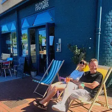 ​L'été est officiellement lancé ! ☀️

​On vous accueille tout l'été avec une cuisine maison, locale et de saison :

​À Zuydcoote : du mercredi au lundi, de 10h à 18h (avec des ouvertures nocturnes certains soirs de week-end, restez connecté !) Et bien sûr, on se retrouve pour le brunch chaque dimanche au Kotje !

​À Dunkerque : du mardi au dimanche aux halles des soeurs blanches !

On en profite pour remercier nos partenaires : La ferme du Duneleet, Le Monde des Mille Couleurs, La Clém des Champs, Malo les Grains, Lutun, BBP… 🌿

Au fait !! Retrouvez aussi notre pain au levain en click & collect sur le site du Kotje ! 🥖

☀️ Enfin bref une terrasse, un verre, un bon repas… il ne manque plus que vous !

Rendez-vous au Kotje de Zuydcoote et aux Halles de Dunkerque.

Bel été à tous ! ❤️

Pauline et Thomas