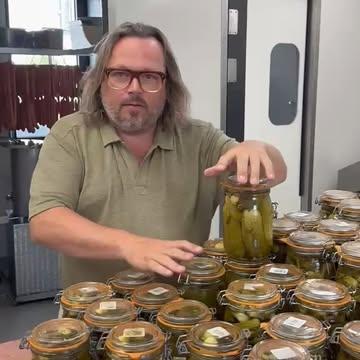 Le salage, le saumurage, les conserves, la fermentation… Des savoir-faire d'autrefois.

Au Terminus et à la Superette, nous aimons les produits qui racontent une histoire. C'est pourquoi nous sommes heureux de vous proposer les cornichons biologiques de Le Monde Mille Couleurs, cultivés avec passion par notre copain Dries.

Croquants, frais et d'une grande authenticité. Parfaits avec une terrine maison, une belle charcuterie, un plateau de fromages ou tout simplement pour relever une table.

Pierre Frontière