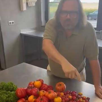 Les tomates.

Pendant onze mois de l'année, nous mangeons des tomates qui ressemblent à des tomates... mais qui n'en ont presque plus le goût. Cueillies trop tôt, cultivées en hydroponie, sélectionnées pour le transport et la conservation plutôt que pour leur saveur. La variété est importante, bien sûr, mais une tomate qui pousse dans l'eau plutôt que dans un sol vivant n'aura jamais la même âme.

Puis arrive cette courte saison. Celle où l'on se rappelle enfin ce qu'est une vraie tomate.

Pas besoin de partir dans les Pouilles, sur la côte Amalfitaine ou en Sicile pour en trouver de bonnes. Nous en avons aussi ici, à quelques kilomètres du Terminus.

Notre force n'a jamais été d'acheter les produits les plus chers. Notre force, c'est de trouver le bon produit, au bon moment, chez les bonnes personnes.

Ces tomates viennent de notre copain Dries, de Monde de Mille Couleurs. Du soleil, un sol vivant, de la patience et du savoir-faire. Une bonne tomate n'a besoin de rien d'autre.

Les saveurs authentiques... c'est ce que nous recherchons.

C'est le moment. Mangez des tomates.

Pierre Frontière – Restaurant Terminus & Superette
#RestaurantTerminus #Superette #PierreFrontière #MondeDeMilleCouleurs #Dries #Tomates #Saison #Terroir #Watou #Flandre #CuisineDeSaison #ProduitLocal #Authenticité #SlowFood #Goût