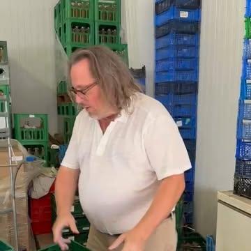 Op zoek naar groensels...

Vandaag trokken Otje le Magnifique en ik richting Le Monde de Mille Couleurs.

Dit is misschien wel het mooiste moment van het jaar. De overvloed van de zomer, de eerste signalen van de oogst en smaken die maar enkele weken bestaan. Dat is de keuken waar wij van houden.

Van het veld naar de Superette. Van de Superette naar Restaurant Terminus. 
Merci Dries.

Pierre Frontière

#RestaurantTerminus #Superette #PierreFrontière #LeMondeDesMilleCouleurs #DriesDelanote #Westhoek #Watou #Poperinge #VanVeldTotBord #Seizoenskeuken #LokaleProducten #FarmToTable #WildFarming #Permacultuur #Groenten #BelgischeGastronomie #VisitWesthoek #ToerismeVlaanderen #FoodLovers #MichelinBibGourmand

A la recherche des légumes...

Aujourd'hui, Otje le Magnifique et moi sommes partis chez Le Monde de Mille Couleurs, où l'on ne force pas la nature : on la suit. Ici, les micro-saisons donnent le rythme et chaque légume, chaque herbe et chaque fleur.

C'est sans doute la plus belle période de l'année. L'abondance de l'été, les premières récoltes et des saveurs qui n'existent que quelques semaines. C'est cette cuisine que nous aimons.

Du champ à la Superette. De la Superette au Restaurant Terminus. Sans détour.
Merci Dries.

Pierre Frontière

#RestaurantTerminus #Superette #PierreFrontière #LeMondeDesMilleCouleurs #DriesDelanote #FlandreOccidentale #Watou #Poperinge #DuChampÀLAssiette #CuisineDeSaison #ProduitsLocaux #WildFarming #Permaculture #GastronomieBelge #TourismeFlandre #SaveursAuthentiques #BibGourmand #FoodLovers