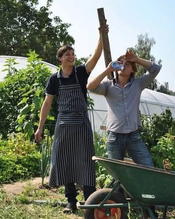 Door de jaren heen is er 1 constante in onze filosofie: 
Het mooie weer maken op en rond het domein 👨‍🌾 

Open ruimte omtoveren tot een vruchtbaar, aantrekkelijk en duurzaam geheel.

Na onze eerste aanplant eind 2020 met heel wat hulp en  noeste arbeid, brengt het voedselbos of de voedselbosrand al heel wat vergroening en biodiversiteit. Het vormen van lagen zijn een werk van jaren, toch kan je in de menu’s hier en daar al iets proeven van de eerste oogsten💚

Een nieuwe inspiratieplek is geboren en hopelijk zet het jullie aan het denken om trouw te blijven aan dat wat onder je voeten ligt 😉