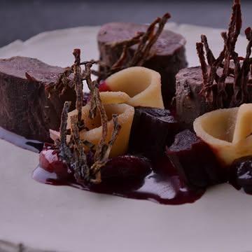 Het wildseizoen, aards, zoet, zuur, wat ons betreft mocht het wat langer duren 😉

Ben jij fan van haas of fazant?
Kom dit weekend nog één keer volop genieten voor ons nieuwe menu start 🍽️ 

Culinaire arrangementen met 1 overnachting in de weekends zijn nog mogelijk tot eind maart. 
Vanaf april, de start van het hoogseizoen geven we de voorkeur gasten te ontvangen voor 2 nachten, zo is er meer tijd om het domein en Haspengouw te ontdekken 🖼️