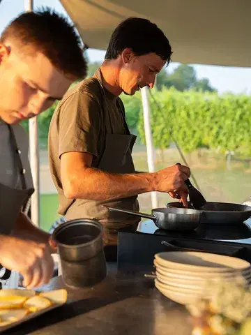 Bij domein Marsnil geniet je van zalige culinaire gerechten met een korte keten. 
Als je geluk met het weer hebt, kan dit zelfs in de wijngaard!

Eigen wijnen, eigen producten in de gerechten. 
Je kan er zelfs overnachten in de gezellige b&b. 
@domein_marsnil is werkelijk een totaalconcept waarin genieten centraal staat.

Reserveer snel jouw plekje om helemaal tot rust te komen via @domein_marsnil

_
www.atelierfranssen.be

#domeinmarsnil 
#genieten
#culinair
#wijngaard
#restaurant