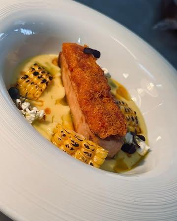 Durant ces prochains mois, nous souhaitons mettre en avant nos collaborateurs qui, grâce à eux, vendent/subliment nos produits 🤝 

Pour ce mois de février , je tenais à remercier @legrandpre_ 

Situé à Hantes-Wihéries , ce restaurant gastronomique familiale vous accueille chaleureusement dans son très beau cadre, vous fait voyager à travers leurs plats issus de produits locaux tel que notre viande 🐖 et nos œufs 🥚

Sur la 1ere photo vous retrouvez : un Carré de porc en basse t* , Chorizo et une variation autour du maïs 🤤 

Sur la 2e photo : Echine de porc marinée et cuite en basse t*, marinade BBQ, maîs, paprika 🤤

Merci à eux et surtout merci à Fred ! 😁