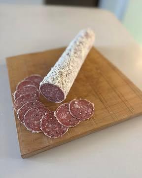 🆕 Parfait pour l’apéro des fêtes de fin d’année 🥳 🎄 

- Saucisson truffe et parmesan ( Saltufo ) 🤤
- Filet de porc seché aux poivres🌶️ 
- Filet de porc séché aux herbes 🪴 

Disponible en dégustation toutes cette semaine à la ferme 😊

Loupez pas le Coch’ ✅