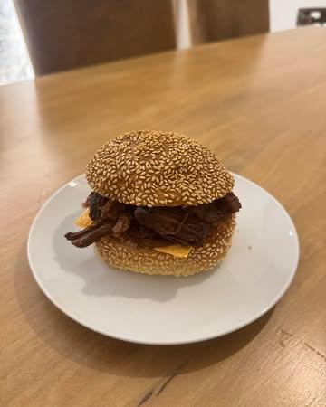 Petit partage d’une recette réconfortante réaliser ce week-end pour une quinzaine de personnes 😋 

Ingrédients : 
3 kg de spirling ( échine ) désossé 
4 à 5 oignons
Sauce Maison :
280gr  boite de concentré de tomates 
4 cas de paprika 
2 cas de sauce soja
4 cas de vinaigre balsamique
4 cas de cassonade
4 cas de sirop d'érable
4 cac d'ail semoule
Une vingtaine  de gouttes de tabasco

Étapes : 
Disposez l'échine de porc dans la cocotte avec les oignons coupés en gros quartiers, faire dorer sur feu vif. 10 mn chaque face. 
Préparer la sauce et ensuite  badigeonnez toutes les faces de vos morceaux de viande avec cette sauce.
Enfournez 3h à 150° en chaleur tournante.
Puis diminue pendant 1h à 100 °.
Effilochez la viande à l’aide deux fourchettes et servir chaud avec un pain burger/frites/ riz 😋 

Bon appétit ! 

P.s : clôture des commandes ce soir 🐷✅