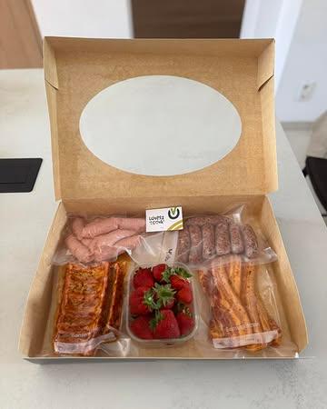 Vous avez loupez le Coch ? 🤫

Heureusement il y a une deuxième chance 🍀 

🆙 Il me reste 4 Coch’ Box BBQ à vendre pour ce week-end , on y retrouve : 

- 5 tranches de lard mariné 🐖 
- 2 Rack de ribs 🍖 
- 7 mini- saucisses ( provençales ) 🍅 
- 8 mini-saucisses ( fromages ) 🧀 
- 🎁 1 raviers de fraises 🍓 

À venir chercher dès maintenant ! ✅