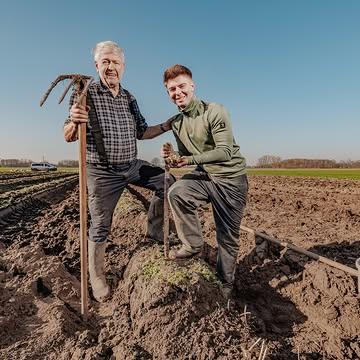 Hopscheutentelers een uitstervend ras? Daar denkt @temmerman.jelle (21) anders over. Hij heeft zich als jongste hopscheutenteler van het land met volle overgave op de topdelicatesse gestort op velden in Opdorp en Puurs-Sint-Amands. En hij levert met @hopscheuten_temmerman aan de beste chefs van het land. 

“De dankbaarheid die je van de chefs krijgt, motiveert me elke dag."

~Link Gva.be in bio

📷 @dirkvertommenfotografie