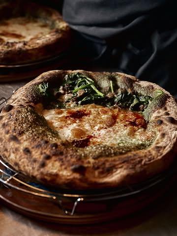 🚫🍕 Incorrect est fermé du 12 au 18 mai inclus.
On part à Naples…
pour vérifier si les types là-bas savent vraiment faire des pizzas. 😏
Si on revient avec des idées, promis, on fera semblant que ça vient de nous. 🤘🔥
Réouverture le 19 mai au soir.
👉 Pense à réserver. Après, viens nous raconter que “la vraie pizza c’est à Naples”. On adore ce débat.
#incorrectnamur #namurfood #sourdoughpizza #napoli #fermentationlab

INCORRECT.
NASTY SOURDOUGH PIZZA INC.
Crafted. Fermented. No apologies.

🍕 Réservations : https://incorrect.reservation.barestho.com/
🌐 Site web : https://www.incorrect.pizza/
🕕 MA-SA : 18h00-21h15
🚫 FERMÉ : dimanche & lundi
📍 RUE HAUTE MARCELLE 35, NAMUR

📸 @anthonyflorio