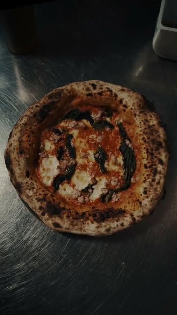 SALSICCIA
TOMATE- FIOR DI LATTE- SAUCISSE FENOUIL- PESTO AIL DES OURS- GRAINES DE COURGES- EPINARDS

#pizza #recette #namurbelgium #napolitaine #restaurant 

INCORRECT.
NASTY SOURDOUGH PIZZA INC.
Crafted. Fermented. No apologies.

🍕 Réservations : https://incorrect.reservation.barestho.com/
🌐 Site web : https://www.incorrect.pizza/
🕕 MA-SA : 18h00-21h15
🚫 FERMÉ : dimanche & lundi
📍 RUE HAUTE MARCELLE 35, NAMUR

📸 @anthonyflorio