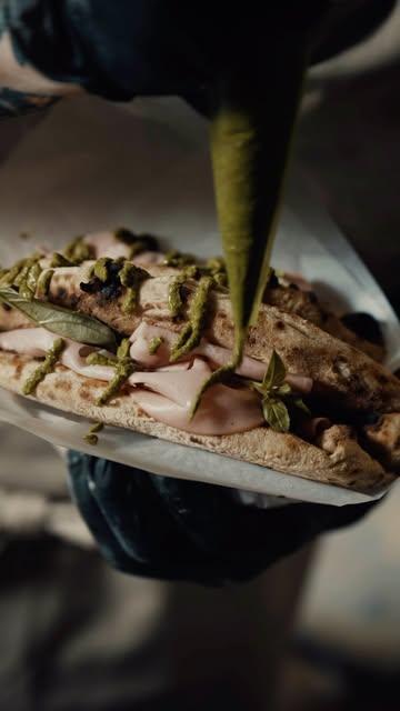 T’as comme une envie de pizza mais pas envie de poser ton cul !? On a ce qu’il te faut : la pizza portefeuille. Tu commandes, tu dégustes, sur place ou dans les rues de Namur pour continuer de chiller le ventre bien rempli. #pizza #incorrectnamur #namurfood #foodporn #sourdough 

INCORRECT.
NASTY SOURDOUGH PIZZA INC.
Crafted. Fermented. No apologies.

🍕 Réservations : https://incorrect.reservation.barestho.com/
🌐 Site web : https://www.incorrect.pizza/
🕕 MA-SA : 18h00-21h15
🚫 FERMÉ : dimanche & lundi
📍 RUE HAUTE MARCELLE 35, NAMUR

📸 @anthonyflorio