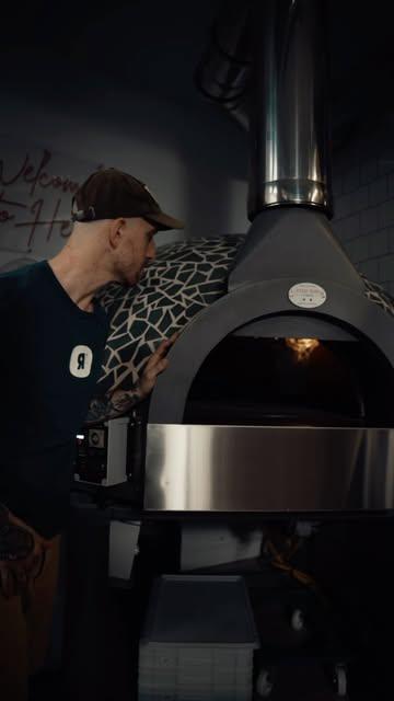 C’est LE tips pour la cuisson à haute hydratation.
Ton four à 500 degrés, VRAI OU FAUX ?

#pizza #incorrectnamur #namurfood #foodporn #sourdough 

INCORRECT.
NASTY SOURDOUGH PIZZA INC.
Crafted. Fermented. No apologies.

🍕 Réservations : https://incorrect.reservation.barestho.com/
🌐 Site web : https://www.incorrect.pizza/
🕕 MA-SA : 18h00-21h15
🚫 FERMÉ : dimanche & lundi
📍 RUE HAUTE MARCELLE 35, NAMUR

📸 @anthonyflorio