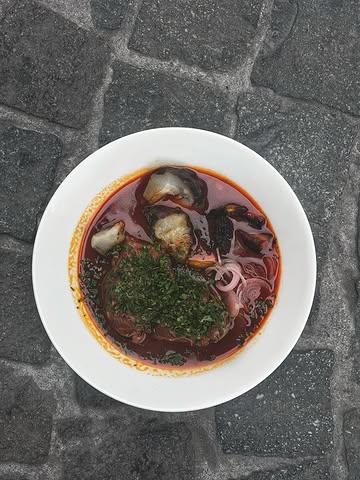 Another broth experiment.
Started at home. Might end up at Le Oui.

Rayu-spiked broth.
Slow-cooked pig cheeks.
Jerusalem artichoke, parsnip & pickled shallots.