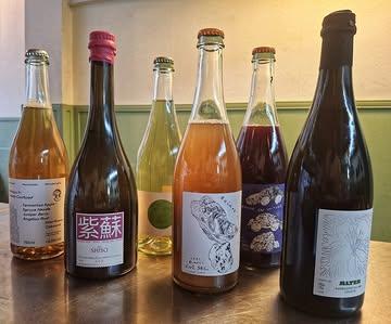 These are not soft drinks pretending to be wine.

Zero alcohol. Full character.
Ferments, botanicals, real ingredients.

Our N/A pairing gets the same attention as our wines - because what’s in your glass should be just as interesting as what’s on your plate.

Go fully N/A or mix & match. 🥂