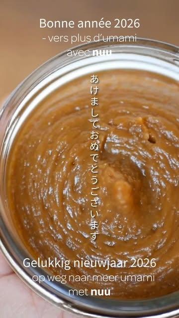 Un nouveau pas dans le voyage silencieux de la fermentation.
Écouter les saisons, laisser le temps parler,
et nourrir, patiemment, une tendresse d’umami.

Que 2026 soit l’année où les saveurs de votre table
s’enracinent plus profondément encore –
avec le miso nuu pour fil invisible.

Bonne année 2026 – vers plus d’umami avec nuu.

---

Een nieuwe stap in de stille reis van fermentatie.
Luisteren naar de seizoenen, de tijd laten spreken,
en met geduld een zachte umami voeden.

Moge 2026 het jaar zijn waarin de smaken van jouw tafel
nog dieper wortel schieten –
met de miso van nuu als onzichtbare draad.

Gelukkig nieuwjaar 2026 – op weg naar meer umami met nuu.