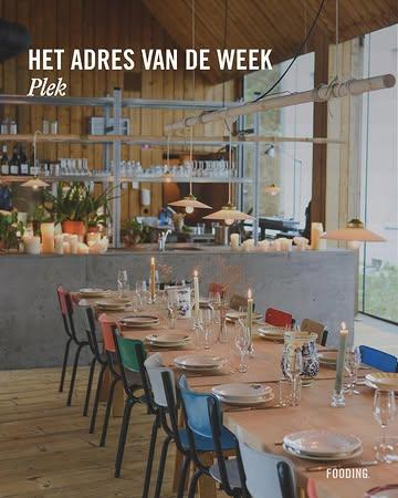 Diep in het Zoniënwoud, in een omgebouwde schuur van Priorij Groenendaal, ligt Plek verscholen. Onder zacht licht en omringd door ruw hout voelt deze new-age chalet als een ontspannen, biologische retraite. Aan het roer staat een trio van fijnproevers: allround artiest Lucie Mosneron, architect Xavier Houben en natuurgeneeskundige Lara Van Cauwenberghe (co-founder van het Brusselse Bambino). In de keuken? Chef Caroline Stevanart (ex-Tero) die een seizoensgebonden keuken brengt, eenvoudig en ongekunsteld, maar altijd vol smaak.

Lees de volledige review via de link in bio.

Retirée en pleine forêt de Soignes, dans une grange du prieuré de Groenendael réincarnée en chalet new age, Plek coche toutes les cases de la retraite biobio cool. À la manœuvre de ce petit coin du monde tout en bois brut et lumière douce, un trio de fines bouches, l’artiste touche-tout Lucie Mosneron, l’archi Xavier Houben et la naturopathe Lara Van Cauwenberghe, également cofondatrice des cantines bruxelloises Bambino. Et aux fourneaux, la cheffe Caroline Stevenart (ex-Tero), qui déroule une cuisine bien dans sa saison, simple et troussée sans façons.

Retrouvez notre chronique complète via le lien en bio !

👋 @plek.groenendaal