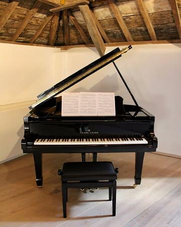 Piano lessons at PLEK 
A calm space to learn and play

Kids — 25€ / 30 min
Adults — 50€ / 60 min

Book your lesson ↓
info@plek-groenendaal.com

PLEK
organic • local • seasonal