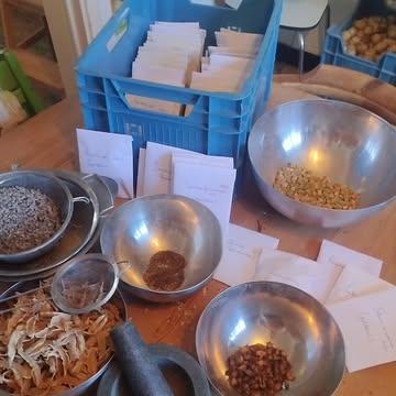 Zaden schonen en verpakken. Een van mijn favoriete winterbezigheden. De bloemen van 2025  zorgen voor de bloemen van 2026. 
Dit jaar veel zaden van eigen teelt. Andere zaden kopen we aan omdat ze moeilijker te oogsten zijn of omdat we specifieke kleuren, vormen en rassen willen die kwalitatieve en prachtige snijbloemen geven. 

#eigenkweek
#vanzaadtotbloem
#zadenvaneigenbodem
#snijbloemen
#zaadteelt