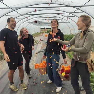 Wij hebben vééééééél zin in een seizoen vol moois! 🌞☘️🦋🎉
Daarom willen we graag leuke activiteiten aanbieden op het veld dit jaar en zijn we nog op zoek naar
🌺 muzikanten die een concertje willen geven op het veld (liefst akoestisch, maar versterkt kan eventueel ook)
🌺 mensen die meditatie, mindfulness of ontspanningsworkshops geven
🌺 mensen die creatieve workshops geven met bloemen of kruiden, voor volwassenen of kinderen
🌺 mensen die kinderactiviteiten op het veld willen doen: verhalen vertellen, circus, ontspanning, avontuur, spel, goochelen...
🌺 mensen met allerlei andere ideeën om workshops of evenementen te doen bij Aardig 

Heb je een idee of ken je iemand? Stuur een berichtje!
We bekijken samen hoe we de activiteit vergoeden.

We maken er een prachtig seizoen van! 🤩🤩
