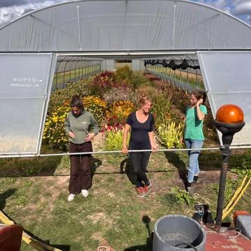 Heb je nood aan, zin in
🍀 Frisse lucht, buiten zijn
🍀 Groene rustgevende omgeving
🍀 Handen in de aarde
🍀 Fysiek bezig zijn
🍀 Samenwerken of op je eentje tot rust komen
Wees welkom om vrijwillig een handje toe te steken! 
Stuur een berichtje of een mail om eens langs te komen.

#herbronnenopdenbuiten
#samenwerken
#velehanden
