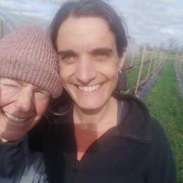 Een leuk weerzien en fijne onverwachte hulp bij het bemesten van de frambozen! Dankje Joke!

#datwordenlekkereframbozen
#zelfpluk
#bio
#lokaal