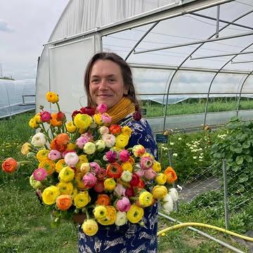Dit is Rika! Ze komt ons heel het seizoen versterken met haar energieke aanwezigheid💪.
Planten, zaaien, schoffelen, oogsten, wieden, ze weet wat doen 😀
Maar ze kan hier ook goed de bloemetjes buiten zetten ❤️🌸❤️