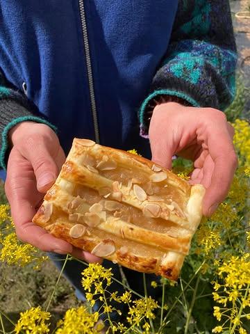 Rabarberflappen, getest en goedgekeurd 😋

500 gr verse rabarber (hier op het veld vind je, uiteraard, de lekkerste 😉😉)
20 gr boter
2 cm gember, geschild en geraspt
150 gr suiker
3 el water 
1 eidooier 
3 el melk 
2 rollen bladerdeeg
30 gr amandelschilfers

Snij de rabarber in stukjes en spoel ze onder koud water.

Smelt de boter in een pot. Voeg de rabarber, de geraspte gember, suiker en het water toe. Zet het vuur zachtjes en laat rustig onder deksel pruttelen. Roer regelmatig. Reken op ongeveer 15 minuten. Plet tot moes en laat afkoelen.

Klop ondertussen de eidooier los met de melk. Verwarm de oven voor op 180 graden.

Rol de beide vellen bladerdeeg uit. Snijd in twee en snijd elke helft in drie driehoeken. Beleg elk stuk bladerdeeg met een lepeltje rabarbermoes. De rest van de rabarbermoes kun je invriezen of bewaren in de koelkast. Leg op elk stuk een ander stuk bladerdeeg. Duw de randen goed dicht met een vork. Borstel elke flap in met het ei-melkmengsel (dorure). Verdeel de amandelschilfers over de flappen en leg ze vervolgens op een bakplaat bekleed met bakpapier.

Plaats de flappen 20 à 25 minuten in de verwarmde oven. Bak tot ze goudbruin zijn. Haal uit, laat even afkoelen en werk af met bloemsuiker.

(Danku Njam! Soms hoeft het niet vergezocht te zijn)