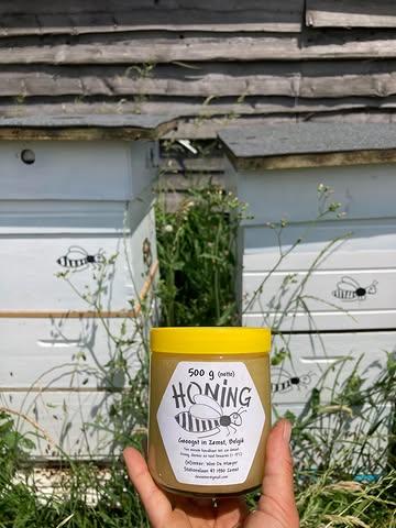 @dewimker plaatste vorige zomer twee bijenkasten op het veld. En dat betekent dat we nu kunnen genieten van vloeibaar goud 🍯
Er staan enkele potjes te koop in het schuurtje 🎉
Danku Wim en danku 🐝

Afrekenen kan via aparte qr code die erbij staat afgebeeld.