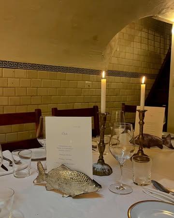 Tucked away from the main dining area, our CAVE offers an intimate setting for up to six guests.
It' s the ideal spot for a cozy dinner with friends or family. While there are other guests in the restaurant, this secluded space gives you a sense of privacy.
With just one beautifully set table, the cave balances intimacy with atmosphere - allowing you to enjoy the restaurant's lively energy while still feeling like you have a space of your own. 

To reserve for groups of 4 to 6 guests, please e-mail us at hello@klee-antwerp.be 

Onze CAVE is een intieme setting voor
gezelschappen tot zes personen. De ideale plek voor een gezellig diner met vrienden of familie. Met een grote tafel combineert de ruimte privacy en sfeer zodat je kan genieten van de levendigheid van het restaurant, maar toch in uw eigen gezelschap.

Om te reserveren for groepen van 4 tot 6, stuur een e-mail naar hello@klee-antwerp.be