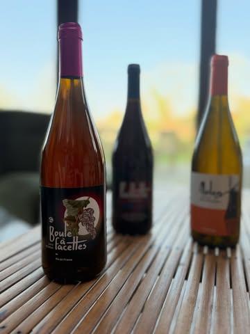 @domainedesgatz chez @natornot_vinnature 
- Paillette : gamay 100%
- Boule à facettes : gamay et grolleau
- Molen : melon de bourgogne (orange)

Que la fête commence !! 
Vins de copains super gourmands en vue !!🍷

www.natornot.com