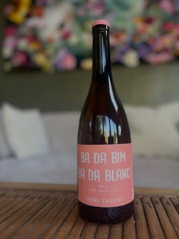 Un Vermentino en macération 
Blanc ? Orange !

@domaine.terre.ensems chez @natornot_vinnature 

#vinlibre #vinvivant #0sulfites #0intrants #gastronomie