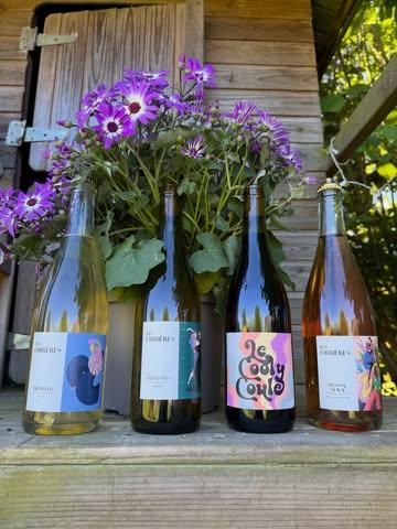 Prêt.e pour des vins libres, joyeux et fringuants ? À partager sur un apéro au soleil ou un repas d’été ?

Gourmandise et vivacité sont au rendez-vous ! Avec l’équilibre et la rigueur qu’il faut pour en faire un vrai vin plaisir.

* un cinsault de 50 ans cool qui coule
* un viognier pétillant naturel vivant libre et joyeux
* un viognier vivant libre et fringuant
* un mousseux brut en méthode traditionnelle

Des vins du pays d’oc, bio et en méthode nature, sans sulfites ajoutés 

Les vignerons ? Aux portes de Béziers, Sara et Charles Mackay travaillent des vins vivants gourmands en vendanges manuelles, sur levures indigènes et vinification sans intrants. Raisins bio bien entendu, vignes sur couverts végétaux et travail léger du sol. Traitements à base de plantes pour nourrir un terroir vivant. 

On ❤️ la philosophie et le résultat !

⛱️ Envie de prendre du plaisir au soleil ? Une dégustation pour votre resto ou bar à vin ? 
Info@natornot.com ou un message ici

⛱️🍷⛱️