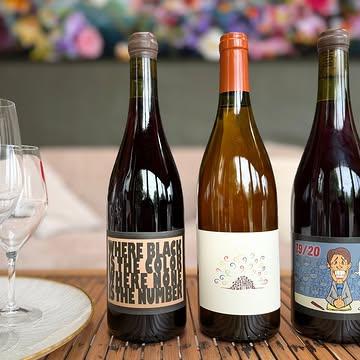 4,3 ha de vignes sur un terroir volcanique autour de Caux dans l'Hérault (Languedoc). Le basalte donne minéralité, droiture et élégance aux vins. Joseph Jefferies vinifie le plus simplement possible pour que ses vins expriment ce terroir librement.

* Where Black is the Color : When none is the number, inspiré de Bob Dylan évidemment ! Un vin brillant de Joseph : 100% carignan et 6 mois de macération.

* La Cabane de Jeanne : Un vin blanc emblématique du Languedoc. Ce vin raffiné est un savoureux assemblage de Marsanne et de Terret, deux cépages qui apportent une belle complexité à l'ensemble. Puissance et richesse aromatique.

* le 19-20 : Joli fruit, fraîcheur, très belle buvabilité. Ce vin est issu des trois grenaches et de cinsault vinifiés en grappe entière, des millésimes 2019 pour 20% et 2020 pour 80%.

Ingrédients : 100% raisin et 0% cochonneries !

Info et réservation :
https://www.natornot.com/shop?search=&order=&attribute_value=13-317