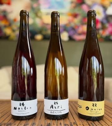 Nostos : bragat - 20 jours macération et 9 mois vieillissement en inox. Sols sabloneux-calcaires

Arke : Arneis - 2 jours macération et 9 mois vieillissement en inox. Sols sabloneux-calcaires 

Oneiro : Savagnin - 2 jours macération en inox et 6 mois vieillissement en chêne sous voile. Vignes de 50 ans sur sols sabloneux-calcaires.

#dinguerie #superbon #caseboittoutseul 

Dispo chez @natornot_vinnature pour les pro et les particuliers