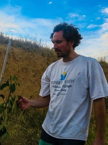 La Despeinada - Espagne 
chez Nat Or Not

Nichés dans les montagnes sauvages du sud de la Catalogne, voici l’esprit du vin nature. Un ingrédient : le raisin frais.

À 500m d’altitude, la mer est invisible, mais on la devine dans l’air. Le terroir ? Sabloneux, un sable compact riche en sols marins. Les cépages ? Macabeu, Grenache, Carignan, … leur propre raisin et un peu de leurs amis qui est aussi bien traité que le leur. Sans intrants et sans sulfites ajoutés, la qualité du raisin est essentielle évidemment pour faire ce vin.

Des étés brûlants, des hivers froids voire neigeux, et un vent omniprésent. Voilà qui donne aussi du caractère à leurs vins : profonds, salins et dotés d’une belle acidité. Et le résultat est toujours éclatant de fruit !

Un projet engagé, une vision singulière, et on ❤️ ça bien sûr …

Les cuvées sont disponibles pour les pro en nous contactant, et pour les particuliers sur www.natornot.com .