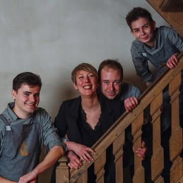 𝗞𝗼̂ / 𝗦𝗲𝗸𝗸𝗶

Ces 2 noms, synonymes de liberté pour nous sont tirés du calendrier solaire japonais.
Ils définissent à merveille notre manière de concevoir nos menus, semaine après semaine au rythme de la nature qui nous entoure.
Nous avons à coeur de travailler les produits dans leur entièreté et de les décliner, souvent en plusieurs préparations et la notion de nombre de services nous freinant un peu dans cette idée, nous avons décidé de nous affranchir de cette barrière.
Les intitulés ont changé, pas notre philosophie de faire de votre visite chez nous une découverte en terrain connu.

𝘗𝘰𝘴𝘵 𝘳𝘦́𝘢𝘭𝘪𝘴𝘦́ 𝘴𝘢𝘯𝘴 𝘭’𝘢𝘪𝘥𝘦 𝘥𝘦 𝘚𝘬𝘺𝘯𝘦𝘵
📷 @maroussia.productions 

#eatlocal #collegeculinairedebelgique #tabledeterroir #michelinguide #gaultmillau