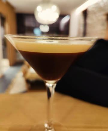 #espressomartinis 
Sophie ayant (enfin) de plus en plus de demandes, nous nous sommes attelés à donner notre touche à ce cocktail.
Notre but était de le rendre plus suave en lui apportant plus de texture et plus persistant en bouche en complexifiant sa palette aromatique, sans déroger à nos habitudes de revalorisation et de tout fait maison.
Un « kahlua », du kombucha et du shoyu (« sauce soja ») au marc de café, une « vodka » aux drêches torréfiées, un espresso (quand même!), et pour une belle mousse, heureux hasard nous travaillons justement les pois-chiches pour le moment, nous pouvons donc compter sur l’aquafaba.
L’essayer c’est l’adopter!

#revalorisation #cocktails🍸 #cocktail
