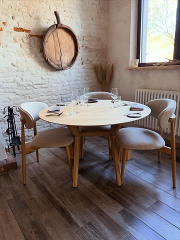 On en rêvait depuis des années, on y a réfléchi pendant des mois, attendu des semaines, mardi était le jour J; notre nouveau mobilier est enfin arrivé. 
Des tables sur mesure par notre ami et voisin @menuiseriexavierdelhazesrl , des chaises confortables à souhait @castlelinefurniture . Tout est maintenant en harmonie pour faire de votre visite une expérience encore plus agréable.