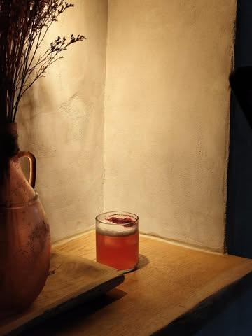 Cordial d’orange sanguine, Cordial de bergamote @agrumes_brumenil et de magnolia du jardin, cerises de la saison passée en pickles, gin mariné aux bourgeons de notre Sakura.
Nouvel apéritif maison dès demain