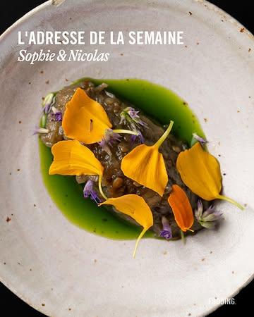 Au potager, ohé ohé ! Obsédés par les micro-saisons et circuits courts, Sophie Gigot et Nicolas Septon bêchent un jardin merveilleux et bûchent une détonante cuisine naturaliste en terre liégeoise. Dans leur demeure accueillante comme pas deux (feu de cheminée qui crépite, lumière caressante, terrasse cernée de verdure), Sophie remplit les verres et orchestre un service douillet, tandis que Nicolas mitonne des menus à fond sur le végi.⁠
⁠
Retrouvez notre chronique complète via le lien en bio !⁠
⁠
Wie zaait, zal oogsten! In de streek rond Luik koken Sophie Gigot en Nicolas Septon op het ritme van de seizoenen en met lekkers uit de directe omgeving. Veel komt recht uit hun eigen tuin, waar groenten en kruiden de hoofdrol spelen in een pure, verrassende keuken. Bij Sophie en Nicolas schuif je graag de voetjes onder tafel. Terwijl Sophie de glazen vult, kokkerelt Nicolas de plant-based gerechten.⁠
⁠
Ontdek onze volledige recensie via de link in bio!⁠
⁠
👋 @sonicerestaurant⁠
📷 @eating.be⁠