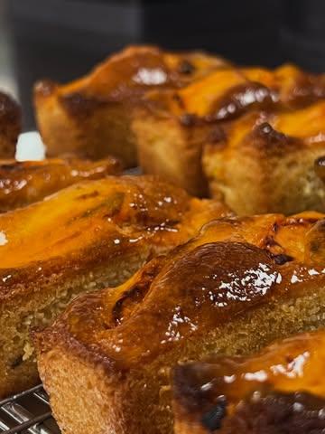 En ce moment @sonicerestaurant , les abricots sélectionnés par @maison.buchet sont mis à l’honneur dans notre dessert à travers trois préparations.

Un cake à la lavande, un sorbet aux abricots rôtis, ainsi que sur un sablé parfumé à la feuille de figuier.