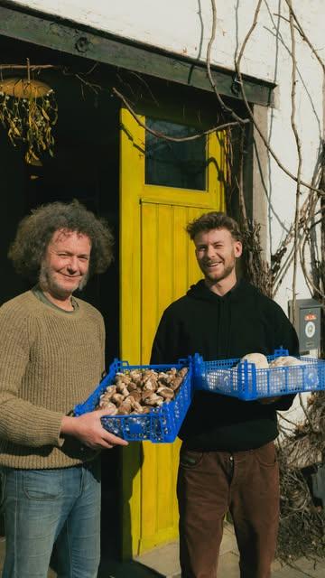 Met veel trots stellen wij u onze eerste artiesten voor: Maison Champignon 🍄 Enchantééée 

Maison Champignon voorziet de amuse-bouche tijdens Vako-café, de resterende dagen kan je hun creaties bij ons kopen.

🎥 by @joennespreuwers_ 👌 🙏