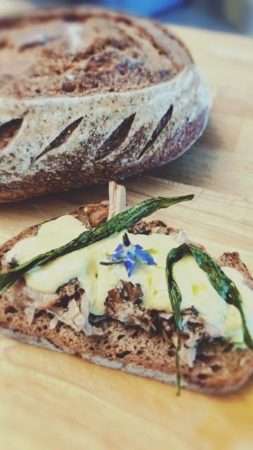 Dit jaar trekken we naar de braderie met een toast die helemaal van hier is. Gemaakt met wat we in oudenaarde vinden. 
Desembrood met ename bier, pulled meat van Belgisch wit-blauw, een frisse pickles saus en komkommerkruid, duizendblad en wat de velden ons geven. 
Ambacht, boeren, buren, ondernemers - samen op één toast. 

📅 20 juni - foodcourt braderie 
📌 markt oudenaarde

#braderie #oudenaarde #lokaal #toast #bakkerijburez

@beleef_oudenaarde @campsfood @misslavraievie @slagerijblockeeloudenaarde @brouwerijroman @stadoudenaarde @mijn_stad_oudenaarde