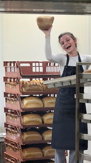 De ovens blijven branden, zelfs bij deze temperaturen. 
En we blijven open met de normale openingsuren. Elke dag tot 18u

#bevereplein #foodstagram #oudenaardewinkelstad #bakkerijburez #wevegotyoucovered