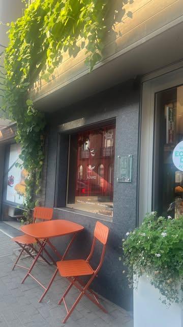 Reden om te feesten? ALTIJD!
.
Deze actie loopt van woensdag 15 juli tot en met zondag 19 juli 2026. 
1 koffie per klant 
.
Deel deze reel met je vrienden en kom samen een koffie drinken. 
.
#beleefoudenaarde #oudenaardewinkelstad #bakkerijburez #actie #terras