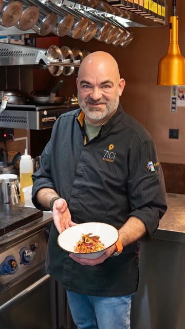 Chez @7icirestaurant , le goût commence par le choix des produits. ✨

Didier nous ouvre les portes de sa cuisine et sublime un plat à base du petit épeautre @graines_de_curieux 🌱

Avec simplicité et efficacité, il imagine des plats gourmands qui évoluent au rythme des saisons et des producteurs locaux 🍂

S’il choisit Graines de Curieux, ce n’est pas un hasard :
✔️ Des produits de qualité
✔️ Une traçabilité claire
✔️ Une démarche responsable 
✔️ Du goût, avant tout 

Parce qu’une belle cuisine commence toujours par de bons ingrédients 🌾

#faitenbelgique #qualityfood #transparence