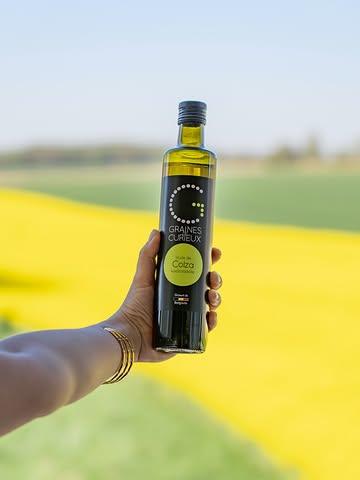 Un focus sur la nature, un focus sur le produit… et entre les deux, tout un savoir-faire 🌱

Chez Graines de Curieux, le colza est au cœur d’une agriculture respectueuse, locale et pleine de sens 🥹

De ces fleurs éclatantes naît une huile précieuse :
✨ une huile de colza cultivée avec soin
✨ riche en goût et en bienfaits
✨ issue de nos terres belges

Parce que derrière chaque goutte, il y a des paysages, des producteurs… et surtout beaucoup de passion 💛
***
Een focus op de natuur, een focus op het product… en daartussen zit een hele knowhow 🌱

Bij Graines de Curieux staat koolzaad centraal in een respectvolle, lokale en betekenisvolle landbouw 🥹

Uit deze stralende bloemen ontstaat een waardevolle olie:
✨ koolzaadolie, met zorg geteeld
✨ rijk aan smaak en voordelen
✨ van Belgische bodem

Want achter elke druppel schuilt een landschap, producenten… en vooral veel passie 💛

#produitsbelges #biofriendly #colza