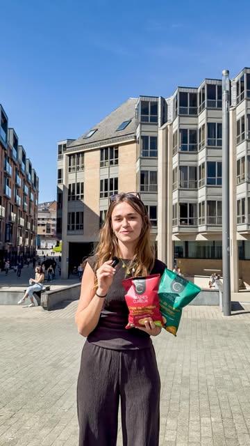 On a fait goûter nos chips artisanales à des passants... et disons que leurs papilles ont été surprises ! 

Entre le croquant de nos chips de lentilles et le vrai goût des épices, pas facile de deviner du premier coup.
Et vous, vous auriez trouvé ? 🕵️‍♂️✨
***
We hebben onze ambachtelijke chips aan voorbijgangers laten proeven... en laten we zeggen dat hun smaakpapillen verrast waren! 
 
Tussen de knapperigheid van onze linzenchips en de authentieke smaak van de kruiden is het niet eenvoudig om het in één keer te raden.
En jij, had jij het geraden? 🕵️‍♂️✨

#belgianfood #supportlocalfood #circuitcourt