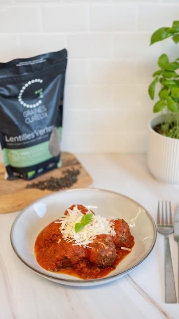 Des boulettes qui ont tout bon 🍅🌱

•260g de lentilles vertes 
•30g d’avoine
•1 cuillère à supe de farine de poids chiche 
•sel 
•750 ml de sauce tomate 
•poivre 
•1 cuillère à soupe d’huile d’olive 
•parmesan 

Préparées avec nos lentilles vertes Graines de Curieux, elles se marient parfaitement à une sauce tomate généreuse et savoureuse ❤️

Une recette végétale simple, gourmande et réconfortante, parfaite pour un repas convivial et plein de saveurs ✨

🌱 Envie de tester ? Nos lentilles vertes bio sont disponibles sur notre site ou dans le magasin bio près de chez vous.
***
•260 g groene linzen
•30 g haver
•1 eetlepel kikkererwtenmeel
•zout
•750 ml tomatensaus
•peper
•1 eetlepel olijfolie
•parmezaan

Balletjes die alles hebben 🍅🌱

Bereid met onze Graines de Curieux groene linzen, passen ze perfect bij een rijke en smaakvolle tomatensaus ❤️

Een eenvoudig, plantaardig en hartverwarmend recept, ideaal voor een gezellige maaltijd boordevol smaak ✨

🌱 Zin om het te proberen? Onze biologische groene linzen zijn verkrijgbaar op onze website of in de biowinkel bij jou in de buurt.

#healthysolutions #alimentationsaine #faitenbelgique #produitslocaux #familyfood